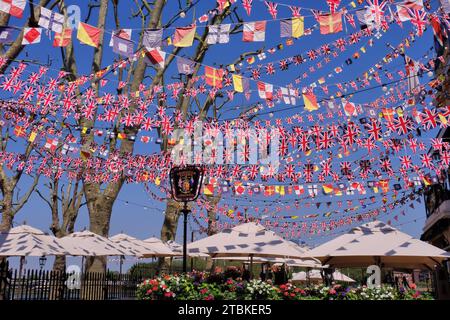 Greenwich: Colourful union Jacks, Flags and bunting for incoronazione di re Carlo a Trafalgar Tavern, Greenwich, Londra, Inghilterra, Regno Unito Foto Stock