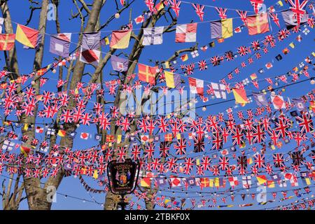 Greenwich: Colourful union Jacks, Flags and bunting for incoronazione di re Carlo a Trafalgar Tavern, Greenwich, Londra, Inghilterra, Regno Unito Foto Stock