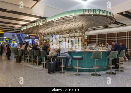 Un bar Fortnum & Mason nel Terminal Five, aeroporto di Heathrow, Londra, Regno Unito. Foto Stock