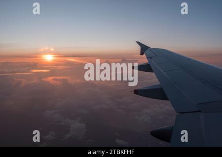 Vista del tramonto dalla finestra di un aereo BA Airbus A319. Foto Stock