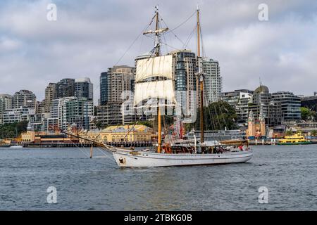Navi alte sotto il Sydney Harbor Bridge in Australia Foto Stock