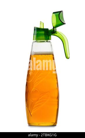Dispenser per flaconi in vetro con olio vegetale di oliva, isolato su sfondo bianco Foto Stock