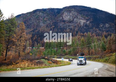 Le auto viaggiano lungo la Trans-Canada Highway tra Chase e Sorrento, due aree che hanno subito danni da incendio a causa dell'incendio di Bush Creek East. Foto Stock
