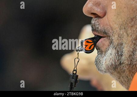 Berlino, Deutschland 07. Dicembre 2023: Basket EuroLeague - 2023/2024 - Alba Berlin vs. Anadolu Efes Istanbul IM Bild: Schiedsrichterpfeife Foto Stock