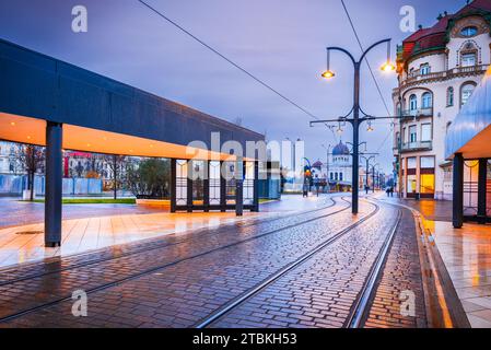 Oradea, Transilvania con stazione del tram in Union Square città in Romania Foto Stock