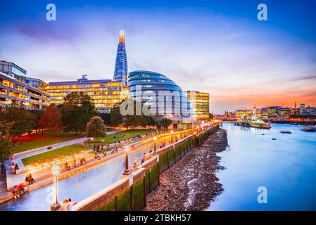 Londra, Regno Unito. Vista dello skyline di New London, City Hall e Shard, ora dorata del tramonto. La vista include il fiume Tamigi, grattacieli, edifici per uffici A. Foto Stock