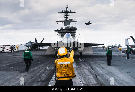 Oceano Atlantico. 5 dicembre 2023. Aviation Boatswain's Mate (Handling) 1st Class Daniel Booth, da Greensville, New Hampshire, dirige un F-35C Lightning II dallo Strike Fighter Squadron (VFA) 147 sul ponte di volo della portaerei classe Nimitz USS George Washington (CVN 73), 5 dicembre 2023. George Washington è in corso a sostegno delle qualifiche dei vettori. (Immagine di credito: © August Clawson/U.S. Navy/ZUMA Press Wire) SOLO PER USO EDITORIALE! Non per USO commerciale! Foto Stock