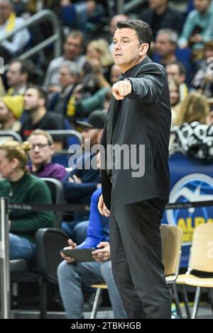 Berlino, Deutschland 07. Dicembre 2023: Basket EuroLeague - 2023/2024 - Alba Berlin vs. Anadolu Efes Istanbul IM Bild: Israel Gonzalez (Trainer Alba Berlin) Foto Stock