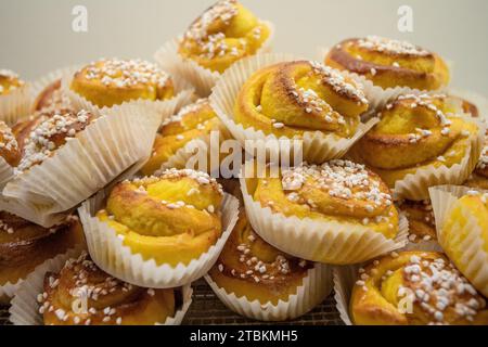 Le focaccine di zafferano da forno natalizie si stanno raffreddando Foto Stock