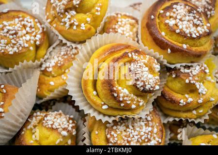 Le focaccine di zafferano da forno natalizie si stanno raffreddando Foto Stock