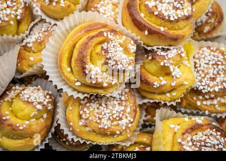 Le focaccine di zafferano da forno natalizie si stanno raffreddando Foto Stock