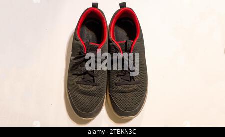 Vista ad angolo elevato delle scarpe da tennis Foto Stock
