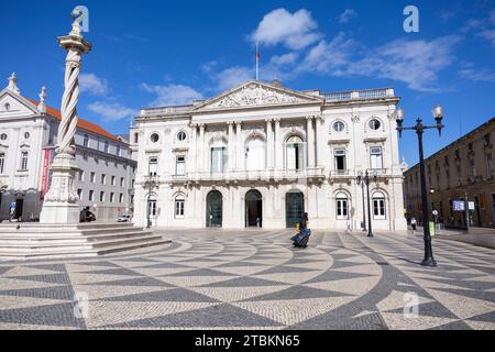 Lisbona, Portogallo - 18.09.2023: Piazza Praca do Municipio e Municipio di Lisbona e colonna Pelourinho - Lisbona, Portogallo Foto Stock