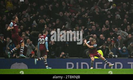 Londra, Regno Unito. 7 dicembre 2023. James Ward-Prowse del West Ham Utd (r) festeggia dopo aver segnato il secondo gol della sua squadra con un swing da golf. Partita di Premier League, Tottenham Hotspur contro West Ham Utd allo Stadio Tottenham Hotspur di Londra giovedì 7 dicembre 2023. Questa immagine può essere utilizzata solo per scopi editoriali. Foto solo editoriale di Sandra Mailer/Andrew Orchard fotografia sportiva/Alamy Live news credito: Andrew Orchard fotografia sportiva/Alamy Live News Foto Stock