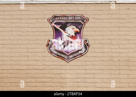 Prescott, Arizona - 16 novembre 2023: Air Force ROTC enblem sul lato di un edificio nel campus della Embry-Riddle Aeronautical University Foto Stock