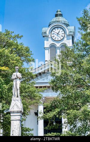 Un Confederate Memorial sorge di fronte allo storico tribunale della contea di Lafayette a Oxford, Mississippi. Foto Stock