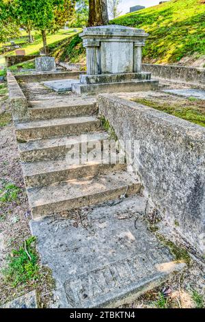 La tomba di William Faulkner, uno dei più grandi autori d'America, e di sua moglie a St. Peter's Cemetery a Oxford, Mississippi. Foto Stock