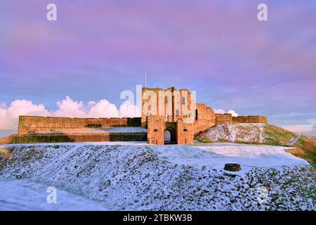 NZ7 1197 Castello di Tynemouth al tramonto con cielo colorato e nuvole bianche sulla falesia Pen Bal Foto Stock