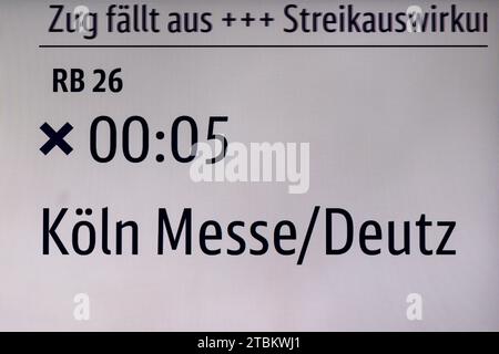 Colonia, Germania. 7 dicembre 2023. Una schermata visualizza il messaggio treno annullato effetto dello sciopero. La German Train Drivers' Union (GDL) ha iniziato uno sciopero di allarme di 24 ore in serata. Credito: Christoph Reichwein/dpa/Alamy Live News Foto Stock