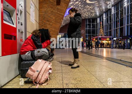 Colonia, Germania. 7 dicembre 2023. Una madre con due figli è bloccata nella stazione centrale di Colonia mentre si dirige verso la Germania settentrionale, sua figlia è seduta su una valigia. La German Train Drivers' Union (GDL) ha iniziato uno sciopero di allarme di 24 ore in serata. Credito: Christoph Reichwein/dpa/Alamy Live News Foto Stock