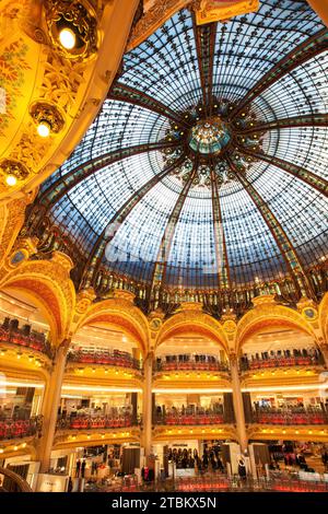 Grandi magazzini Galeries Lafayette nel centro di Parigi, Francia. Foto Stock