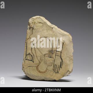Ostracon con testa reale, c1280 a.C. Questo schizzo raffigura un re che indossa la "corona blu", un collare e due corde di perle d'oro. La sua barba corta è un segno di lutto. Le caratteristiche del re rendono probabile che Seti i sia rappresentato. L'elaborata esecuzione dell'immagine reale, che è senza dubbio opera di un maestro pittore, differisce dalla rappresentazione delle due mani. Questo schizzo era probabilmente un modello per i tirocinanti, e fu successivamente riutilizzato per altri scopi di formazione da un artista esperto. È interessante che il pittore della testa reale abbia scelto il tema di uno stubb Foto Stock