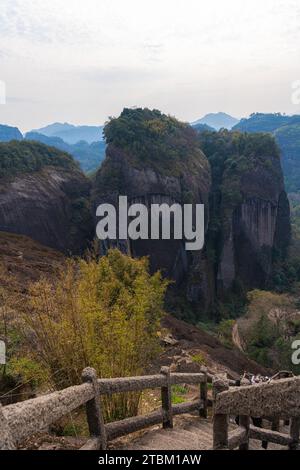 22 FEBBRAIO 2022, FUJIAN, CINA: Vista panoramica sulle montagne e la foresta circostante dall'Heavenly Peak, area panoramica di Wuyishan, Fujian, Cina. Foto Stock