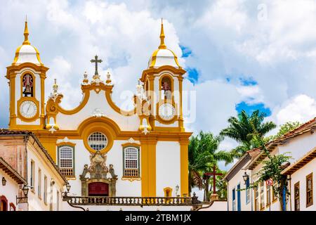 Facciata di una storica chiesa barocca e case nella città di Tiradentes a Minas Gerais, Brasile Foto Stock