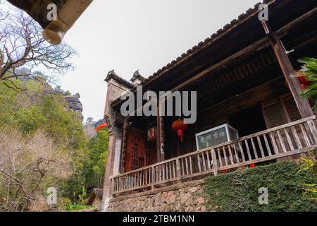 26 FEBBRAIO 2022, FUJIAN, CINA: Il bellissimo tempio intorno all'area panoramica di Wuyishan, Fujian, Cina Foto Stock