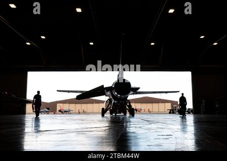 Gli aviatori della sezione fase del 49th Equipment Maintenance Squadron trainano un F-16 Viper per per l'ispezione alla Holloman Air Force base, New Mexico, 1 dicembre 2023. La sezione 49a fase EMS è responsabile di fornire ispezioni approfondite di tutti gli F-16 prima e dopo le operazioni di volo. (U.S. Air Force foto di Airman 1st Class Isaiah Pedrazzini) Foto Stock