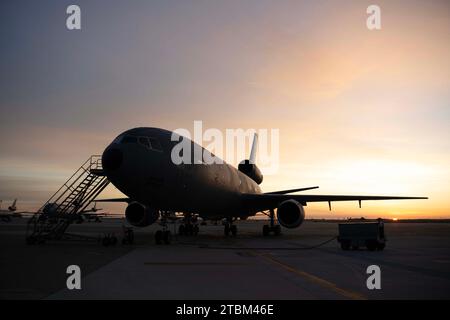 Un US Air Force KC-10 Extender si trova sulla flightline presso Travis Air Force base, California, 1 dicembre 2023. Il 6th Air Refueling Squadron supportò un tour di base e un volo incentive su un KC-10 Extender per cadetti assegnati all'Air Force ROTC Detachment 045 dalla San Jose State University. Il volo servì sia come missione di addestramento per l'equipaggio aereo, fornendo anche l'opportunità ai cadetti di saperne di più sulle carriere all'interno dell'Air Force. (Foto dell'aeronautica militare statunitense di Alexander Merchak) Foto Stock