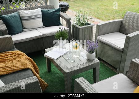 Bella terrazza con mobili confortevoli nel cortile Foto Stock