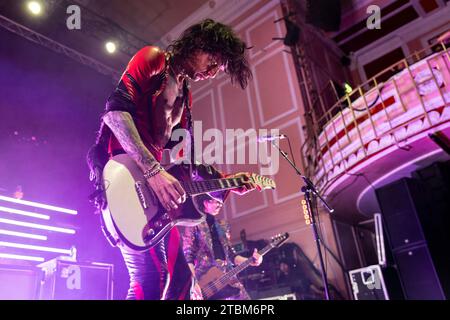 Newcastle, UK - la band Darkness si esibisce all'o2 City Hall, Newcastle, 7 dicembre 2023 come parte del loro Permission to Land 20th Anniversary Tour. Foto Stock