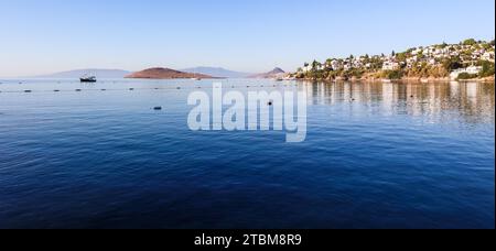 Costa egea con meravigliose acque blu, isole, montagne e piccole case bianche Foto Stock