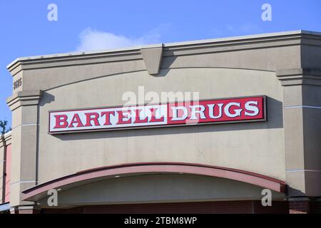 Mukilteo, WA, USA - 8 novembre 2023; logo aziendale sulla costruzione con cielo blu per Bartell Drugs Foto Stock