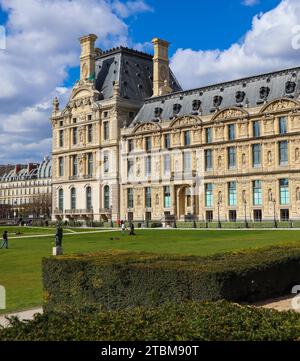 Francia, 04 aprile 2019: Nel meraviglioso giardino delle Tuileries del Louvre in primavera Foto Stock