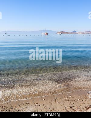 Splendida e tranquilla baia blu con spiaggia di sabbia nel Mediterraneo. Vacanza e relax sulla costa del mare Foto Stock