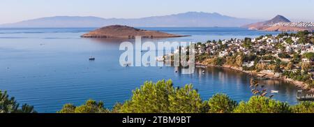 Costa egea con meravigliose acque blu, ricca natura, isole, montagne e piccole case bianche Foto Stock