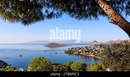 Costa egea con meravigliose acque blu, ricca natura, isole, montagne e piccole case bianche Foto Stock