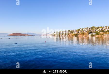 Costa egea con meravigliose acque blu, isole, montagne e piccole case bianche Foto Stock