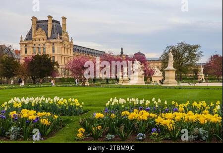 Molla meraviglioso giardino delle Tuileries e vista sul Palazzo del Louvre a Parigi Francia Foto Stock