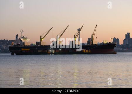 Seattle, WA, USA - 29 ottobre 2023; Dawn Light sulla nave cargo HPC Atlantic a Elliott Bay con gru estese Foto Stock