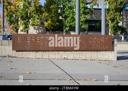 Everett, Washington, USA - 8 novembre 2023; firmare per Everett Municipal Court con indirizzo in metallo sul muro Foto Stock