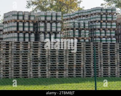 Bratislava, Slovacchia, 16 ottobre 2022: Una pila di fusti di acciaio inossidabile Pilsner urquell. Barili di birra Foto Stock