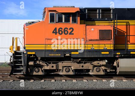 Everett WA, USA - 8 novembre 2023; cabina di BNSF Freight locomotivre nei classici colori della livrea arancione giallo e nero con numero 4662 Foto Stock