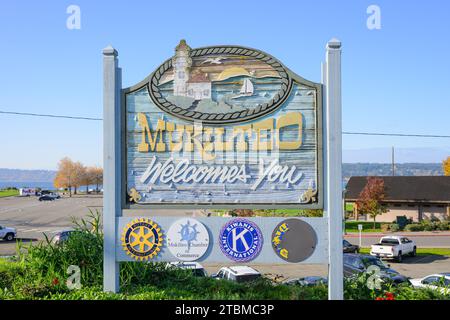 Mukilteo, WA, USA - 8 novembre 2023; cartello di legno con testo Welcome to Mukilteo Foto Stock