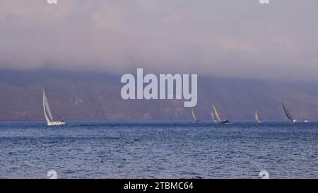 Barche a vela, regata a vela, costa di Lipari, nuvole basse, lingua, punta sud-orientale dell'isola, Salina, Isole Eolie, Isole Lipari, Sicilia. Foto Stock