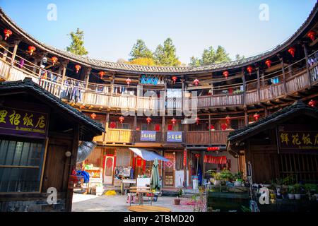 FUJIAN, CINA, 12 febbraio 2021 - all'interno del Tulou, dimora rurale tradizionale unica di Hakka, situata in Tianluokeng tulou, vista panoramica di Zhangzhou Foto Stock