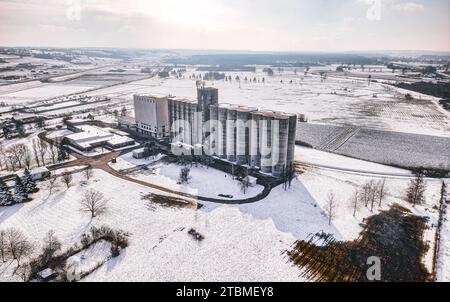 Paesaggio invernale innevato con Silos di grano a Krizevci Foto Stock