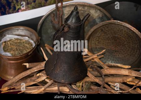 Molto vecchio stile di metallo acqua ewer jar in vista Foto Stock